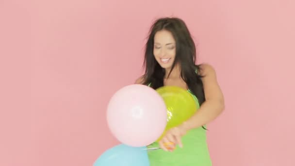 Belle femme jouant avec des ballons de fête — Video