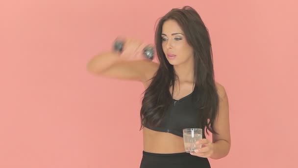 Vrouw drinken van een glaasje vers water — Stockvideo