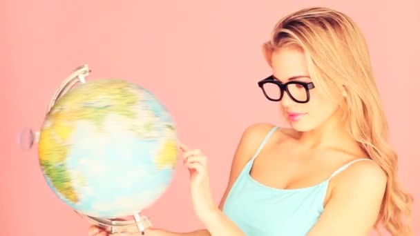 Leergierig vrouw met globe — Stockvideo