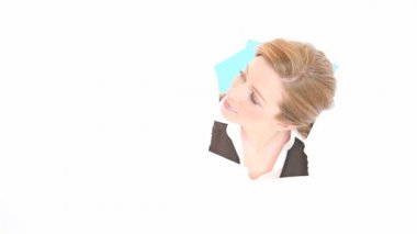 beyaz kağıt delikten bakan kadın