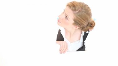 Kadının kafası delikten beyaz kağıt