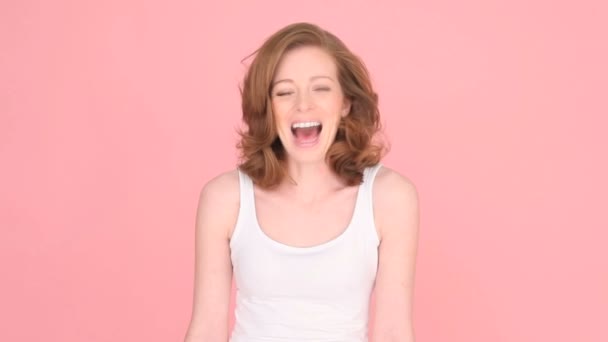 Смеющаяся женщина веселится — стоковое видео