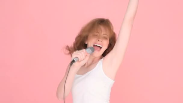 Bir mikrofon kullanarak şarkıcı — Stok video