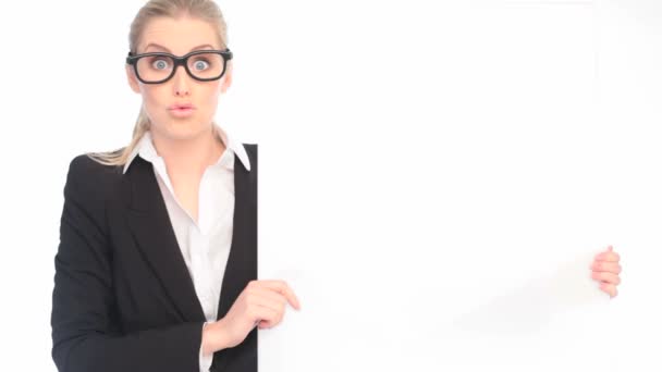 Zábavné bláznivé ženy držící prázdné vizitky — Stock video