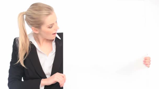 Überraschte Businessfrau schaut auf Blankokarte — Stockvideo