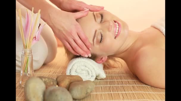 Huvud massage i spa — Stockvideo
