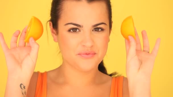 Приколы с апельсинами — стоковое видео