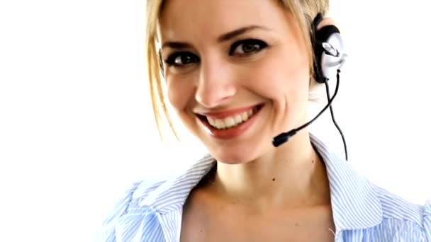 Telemarketing Frau trägt Headset auf weißem Hintergrund, — Stockvideo