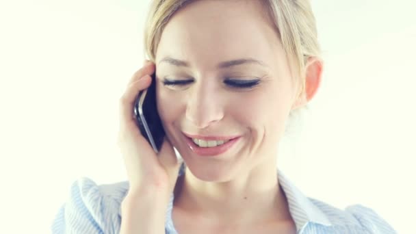 Mulher de negócios feliz no telefone — Vídeo de Stock