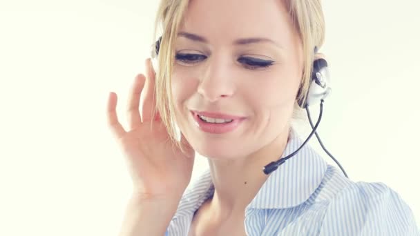Mujer de telemarketing con auriculares sobre fondo blanco , — Vídeos de Stock
