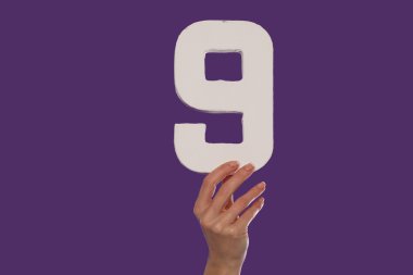 üstten 9 numarayı tutan el