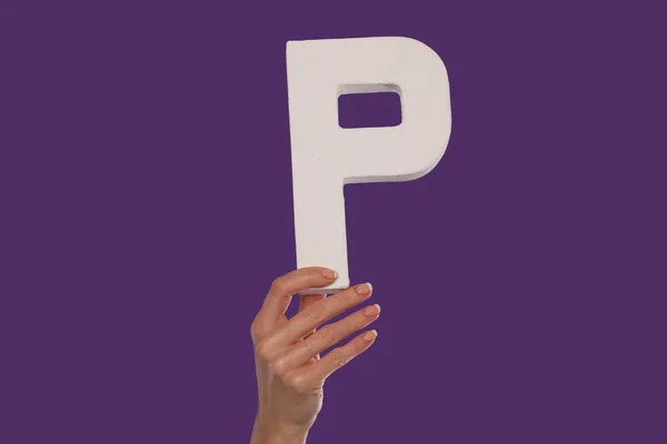 Vrouwelijke hand houden van de letter p vanaf de onderkant — Stockfoto
