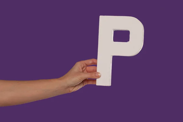 Γυναικείο χέρι που κρατά ψηλά το γράμμα p από τα αριστερά — Φωτογραφία Αρχείου