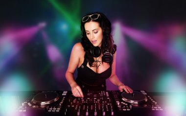 çekici seksi busty dj
