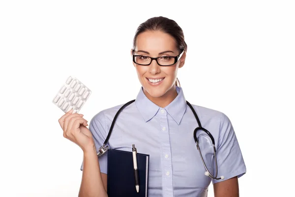 Bonito médico dispensando comprimidos — Fotografia de Stock