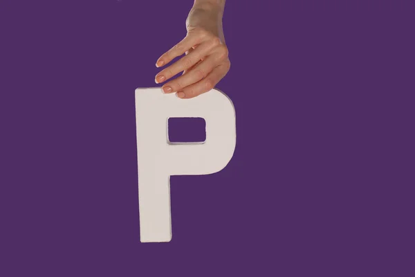 Γυναικείο χέρι που κρατά μέχρι το γράμμα p από πάνω — Φωτογραφία Αρχείου
