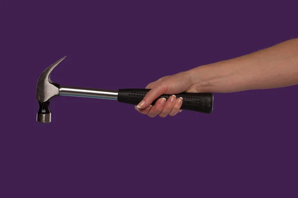 Weibliche Hand mit Krallenhammer — Stockfoto