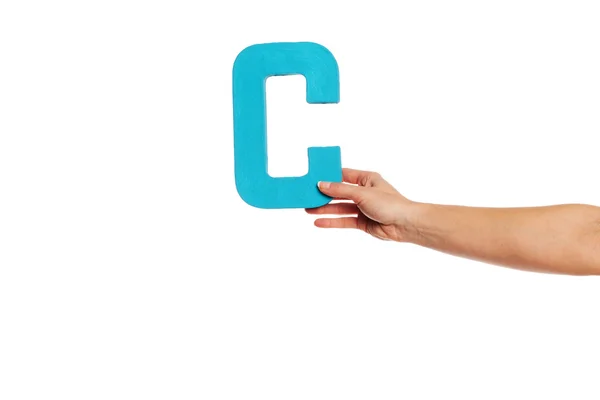 Χέρι που κρατά ψηλά το γράμμα c από το δικαίωμα — Φωτογραφία Αρχείου