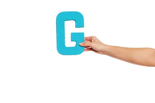 Χέρι που κρατά ψηλά το γράμμα g από το δικαίωμα — Φωτογραφία Αρχείου