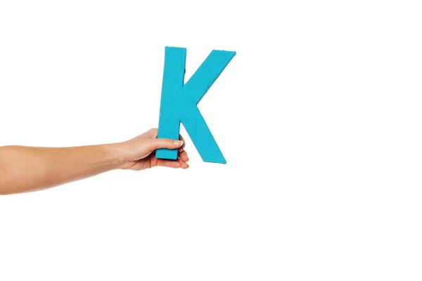 Χέρι που κρατά ψηλά το γράμμα k από αριστερά — Φωτογραφία Αρχείου