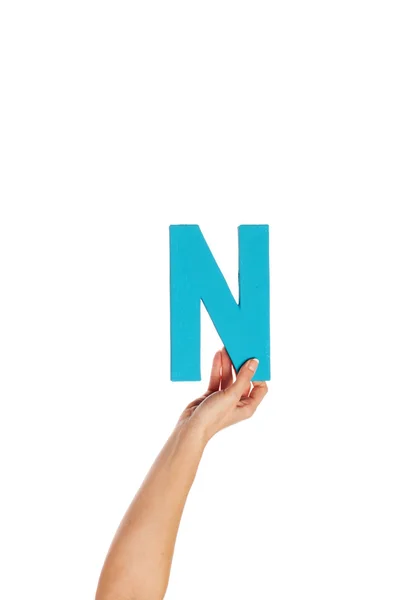 Χέρι που κρατά ψηλά το γράμμα n από το κάτω μέρος — Φωτογραφία Αρχείου