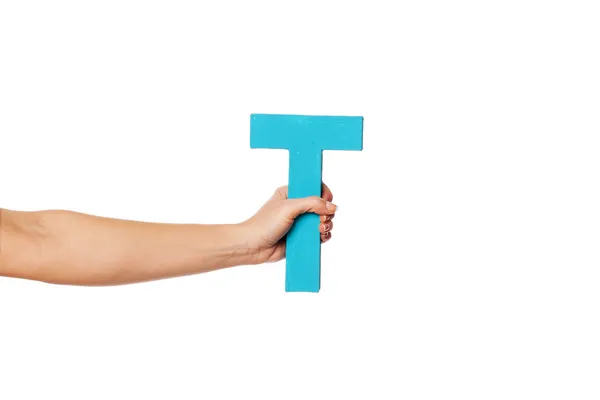 Χέρι που κρατά ψηλά το γράμμα t από αριστερά — Φωτογραφία Αρχείου