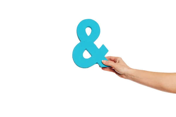 Mão segurando um ampersand da direita — Fotografia de Stock