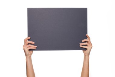 Kara tahta tutan kadının kolları