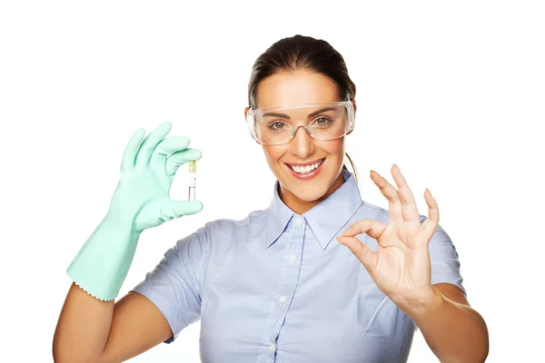 Técnico de laboratorio con tubo de ensayo — Foto de Stock