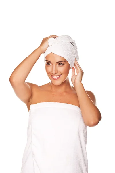 Mulher bonita amarrando uma toalha em volta de sua cabeça — Fotografia de Stock