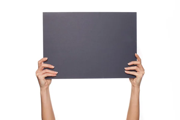 Kvinnans armar håller svarta tavlan — Stockfoto