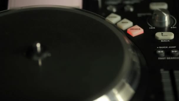 Dentro y fuera de foco en un tocadiscos DJ — Vídeo de stock
