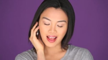 Kadın telefonda şok