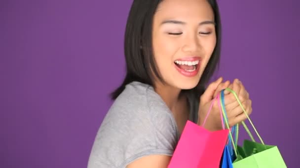 Mujer con bolsas de compras — Vídeo de stock