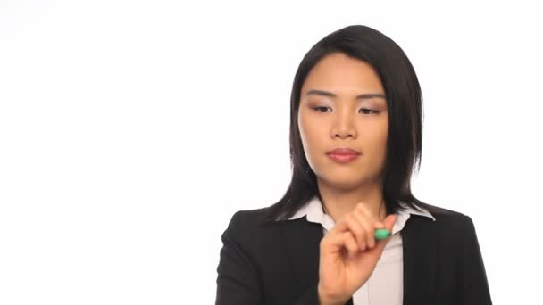 Asian businesswoman writing on a virtual screen — Stock Video