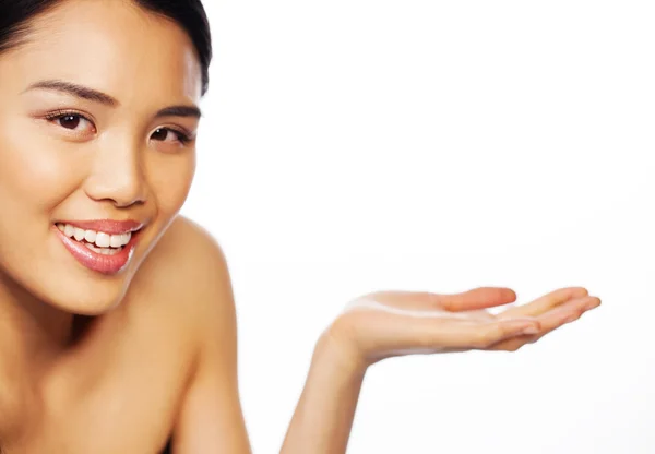 Hermosa mujer asiática con su palma fuera — Foto de Stock