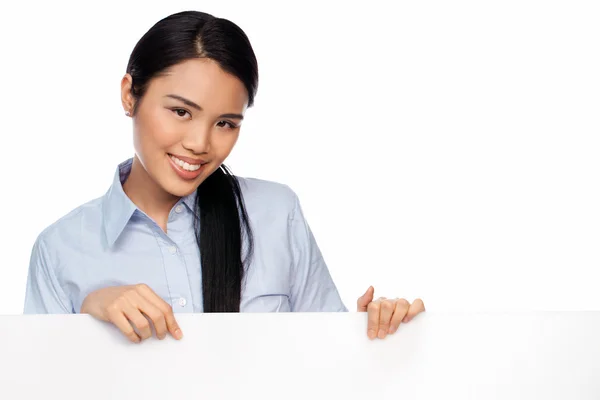 Unga asiatiska damen med ett tomt tecken — Stockfoto