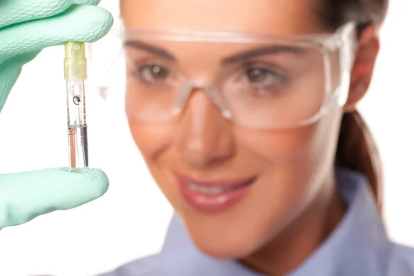Técnico de laboratório, examinando um tubo de ensaio — Fotografia de Stock
