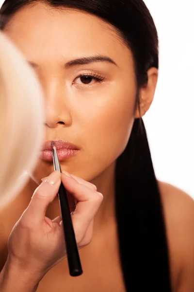 Beautfiul mujer asiática aplicando lápiz labial — Foto de Stock