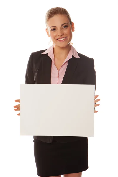 Mujer de negocios sosteniendo una tarjeta blanca — Foto de Stock