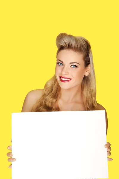 Boş bir işareti ile çekici sarışın kadın — Stok fotoğraf