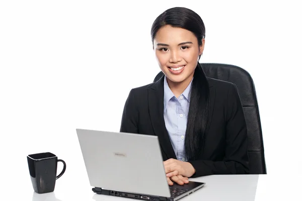 Mulher de negócios asiática bem sucedida em sua mesa — Fotografia de Stock