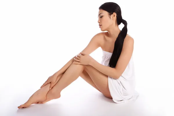 Sexig asiatisk kvinna insvept i en handduk — Stockfoto