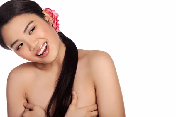 Asyalı kız poz üstsüz gülüyor — Stok fotoğraf