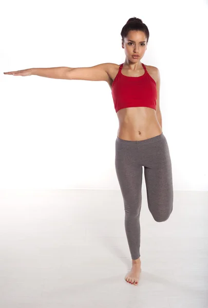 Mujer haciendo ejercicios de equilibrio — Foto de Stock