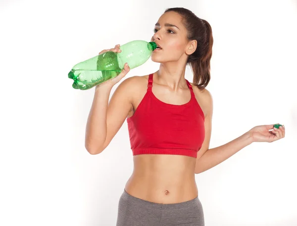 Sporty young woman drinking water — Stock Photo, Image
