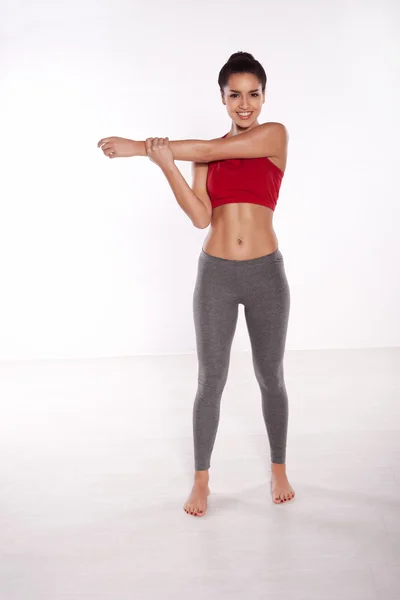 Kobieta wykonuje ćwiczenia fitness — Zdjęcie stockowe