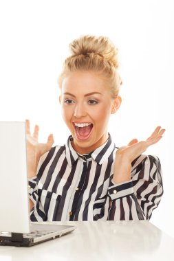 Dizüstü bilgisayar kullanan mutlu kadın