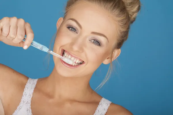 Mujer cepillarse los dientes — Foto de Stock