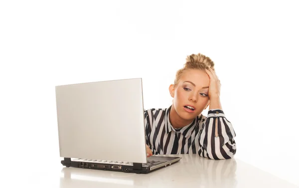 Blond kobieta korzysta z laptopa — Zdjęcie stockowe